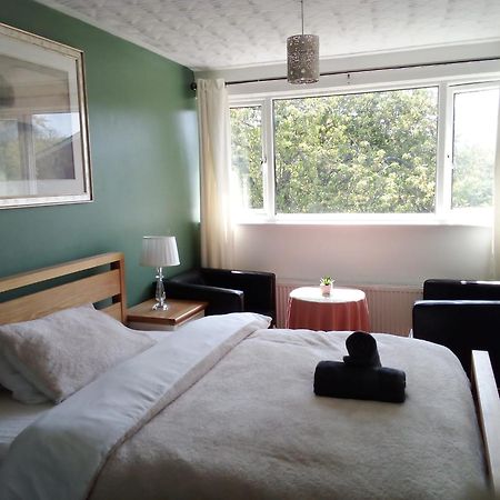 1 Luxurious Double Bedroom With Private Shower レディング エクステリア 写真