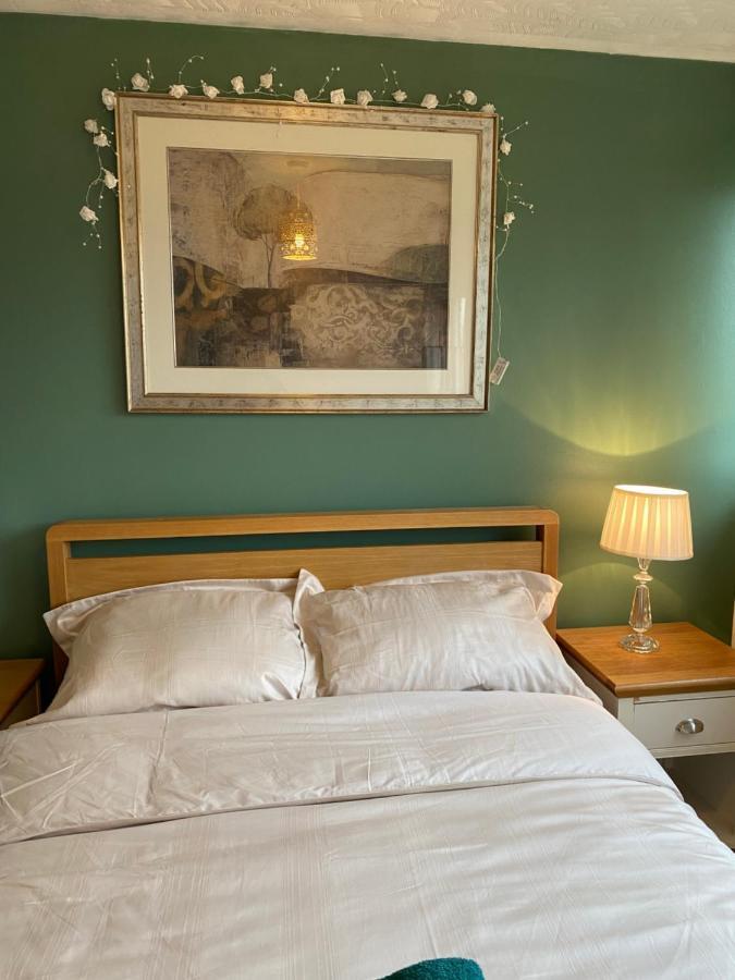 1 Luxurious Double Bedroom With Private Shower レディング エクステリア 写真