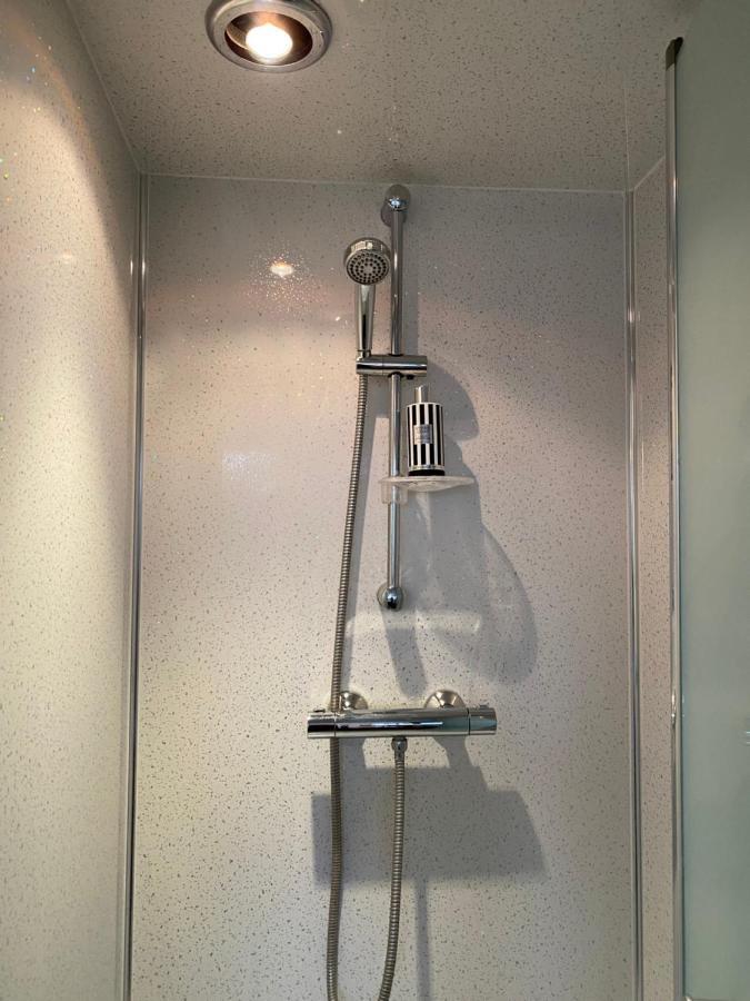 1 Luxurious Double Bedroom With Private Shower レディング エクステリア 写真