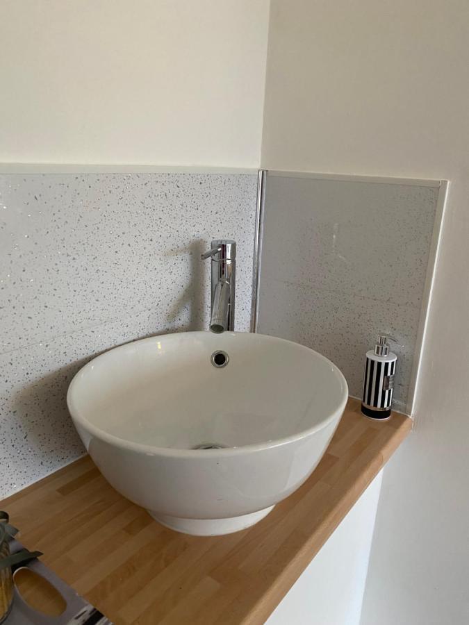 1 Luxurious Double Bedroom With Private Shower レディング エクステリア 写真