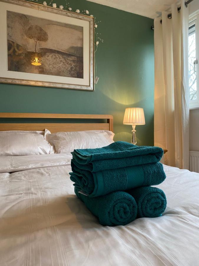 1 Luxurious Double Bedroom With Private Shower レディング エクステリア 写真