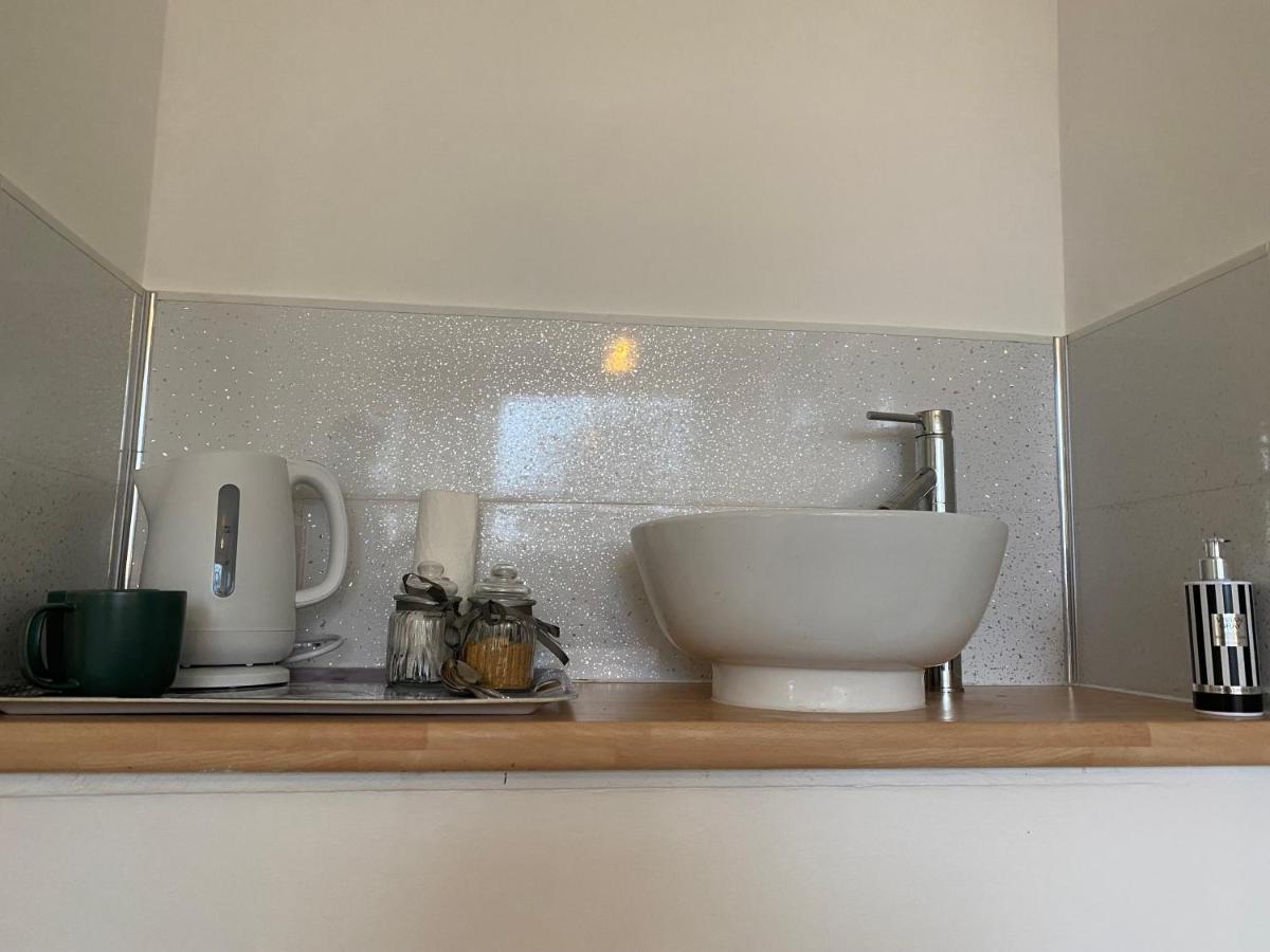 1 Luxurious Double Bedroom With Private Shower レディング エクステリア 写真