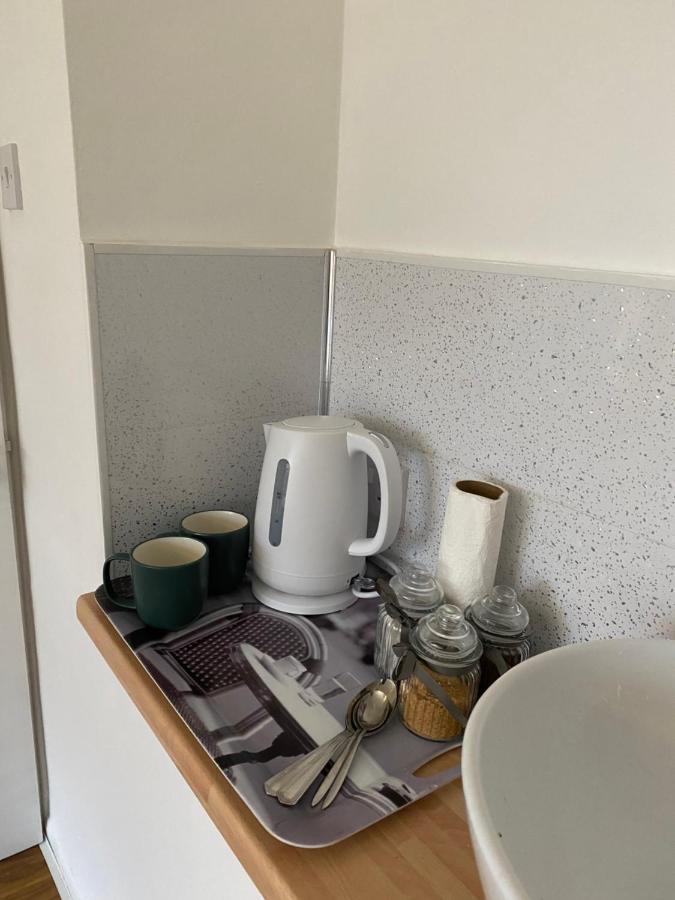 1 Luxurious Double Bedroom With Private Shower レディング エクステリア 写真