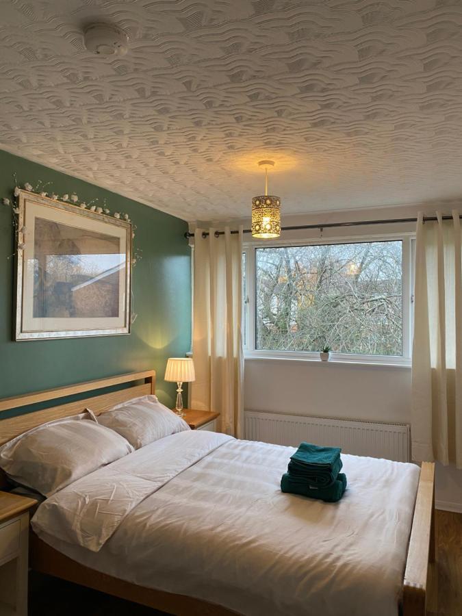 1 Luxurious Double Bedroom With Private Shower レディング エクステリア 写真