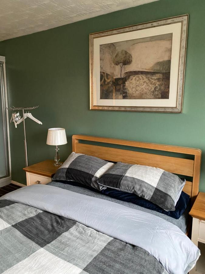 1 Luxurious Double Bedroom With Private Shower レディング エクステリア 写真