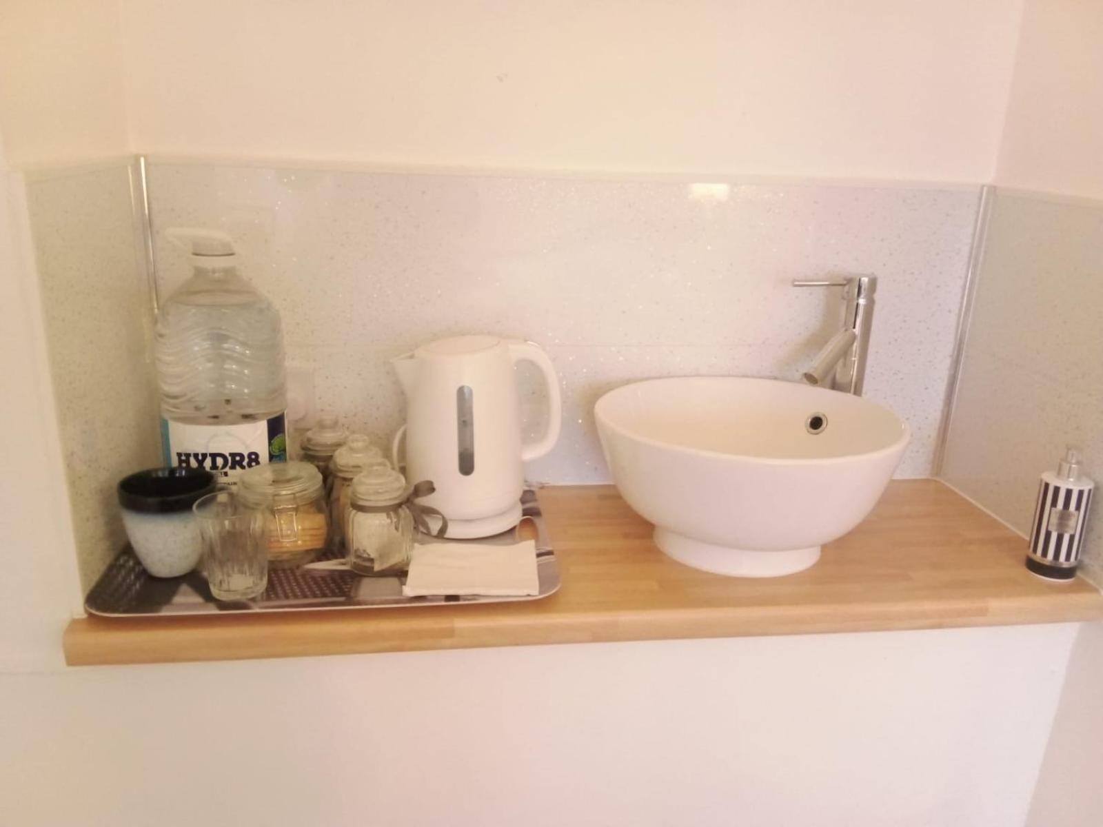 1 Luxurious Double Bedroom With Private Shower レディング エクステリア 写真