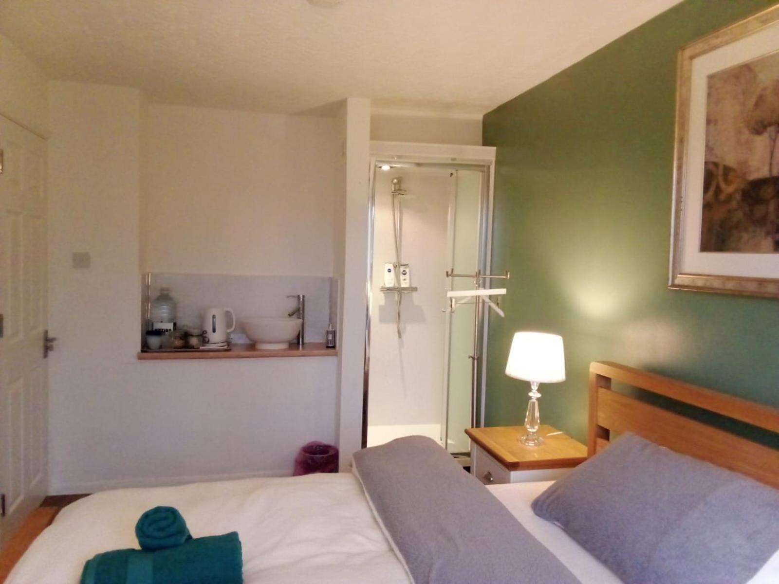 1 Luxurious Double Bedroom With Private Shower レディング エクステリア 写真